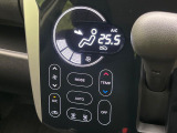 【オートエアコン】一度お好みの温度に設定すれば、車内の温度を検知し風量や温度を自動で調整。暑い&hellip;寒い&hellip;と何度もスイッチ操作をする必要はありません。快適な車内空間には必須の機能ですね♪