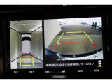 前後左右のカメラの映像を合成し、車を上から見たような視点のパノラミックビューモニター。後方の死角だけでなく左右や前方の障害物の発見もしやすくなります。