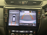 【アラウンドビューモニター】まるでクルマを真上から見下ろしたかのような視点で駐車をサポートします!クルマの斜め後ろや真横など、前後左右の4つのカメラの映像が合成されて、モニターに映し出されます。