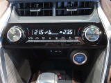 左右独立温度コントロールフルオートエアコンです。運転席、助手席それぞれで独立して温度設定ができます。冷え性の方が乗っても安心ですね♪
