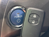【スマートキー】カバンやポケットに入れたままでもドアの施錠・解錠が可能なスマートキーを装備。エンジンのオン・オフ時もカギを取り出す必要が無いからとっても便利です♪