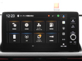車両設定や給油情報の管理、本体操作に加え、USBで音楽再生が可能です。さらにAMラジオや交通情報の受信にも対応し、利便性と快適なドライブをサポートします。