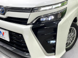 【LEDヘッドライト】悪天候や夜間走行時も良好な視界を確保し安心して運転できる高輝度LEDヘッドライトを装備!点灯速度が早く、消費電力も抑えられています。