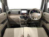 【インパネ】運転のしやすさを最優先に設計された見晴らしの良いフロントビュー。車両間隔が掴みやすく狭い道でも安心♪「安全」と「品質」を最優先に、安心してお乗りいただけるクルマを提供いたします。
