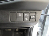パーキングセンサーや横滑りを防ぐVSA等のスイッチ類は運転席の右側、手の届きやすい位置にあります。