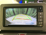 【バックカメラ】駐車時に後方がリアルタイム映像で確認できます。大型商業施設や立体駐車場での駐車時や、夜間のバック時に大活躍!運転スキルに関わらず、今や必須となった装備のひとつです!