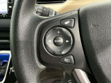 ステアリングにオーディオ操作スイッチが付いています。オーディオ画面に直接タッチしなくても操作が出来ますので、運転に集中できます。