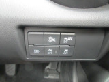 こちらのお車には先進安全装備が多数搭載されています。衝突被害を回避あるいは軽減するためのブレーキや、後方死角からの接近警報、車線逸脱を防止する警報装置など、詳しくはスタッフまでお尋ねください。