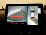 【全周囲モニター】車を上空から見下ろしたような映像をカーナビ画面に映し出し、車庫入れや縦列駐車をサポートしてくれます。