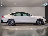 【BMWの伝統-3】BMWのお車は、&ldquo;駆け抜ける歓び&rdquo;を体現しております。走行の安定性とコーナリングの良さを追求し、思い通りにハンドルの操作可能です。