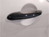 MINIはドアが分厚いです。衝突によりドアがつぶれてしまった場合にも外からいち早くドアを開けれるよう考えられています。数十秒の救出の遅れが命につながりかねない場合、こういった配慮が重要なポイントです。