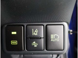 オートマチックハイビームとは、先行車や対向車のライトを認識し、ハイビームとロービームを自動で切り替える機能です。夜道の視界を確保します。詳細は販売店スタッフまでおたずねください。