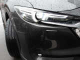 鋭く前方を照らす、LEDヘッドライト。遠くまで視界が開けることで、より安心したストレスのない走行を、提供してくれます。ライトの寿命が長いこともLEDライトの特徴です。