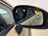 死角となる斜め後ろの車の存在を確認できるブラインドスポット機能を搭載しております!