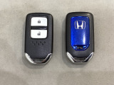 スマートキーを装備しています。鍵を差し込むことなくドアロックの開け閉めと、スタートボタン操作でのエンジンスタートができます。スペアキーも同じものを用意しております。