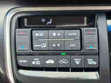 運転席と助手席それぞれで温度調整可能。快適性を高めるデュアルエアコンです。