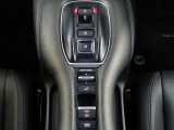 上級車の証、エレクトリックギアセレクターを採用し、スマートな操作が楽しめます。電子制御パーキングブレーキやオートブレーキホールド機能も装備されています 。
