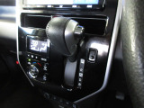 インパネシフトだから視線の移動も少なく足元もスッキリ。運転席もゆったりしているのでゆとりを持ってドライブできますね。
