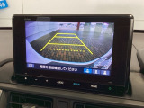 リバースギアに入れるだけで後方の表示へ切り替わります。夜間や雨の日の駐車も楽になりますよ。