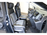 すわり心地の良い運転席・助手席です。長時間のドライブの疲れ軽減に貢献します。どうぞ快適なドライブを♪