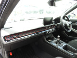 ★助手席周辺★ダッシュボードには豊富な収納BOXがありいつもすっきりとした車内!ほしい場所にちょうど良い収納を備えています。大きなフロントガラスによって見晴らしも良く快適な座り心地となっております
