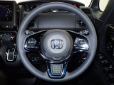 ハンドル左側にはオーディオ操作が出来るオーディオリモートコントロールスイッチ、右側にはHonda SENSINGとオートクルーズコントロールのスイッチを装備!