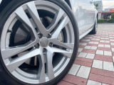 ●純正19インチアルミホイール:輸入車ならではの卓越した走りを支えるホイールと足回りです!日本車の走りに慣れている方にもぜひ体感して頂きたいほど、高いレベルでまとまっています!