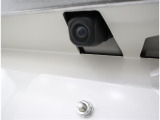 バックカメラが付いているので後方確認が非常にしやすいです。今や運転初心者も熟練者も必須装備!ついていて損はないですね♪