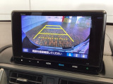 リバースギアに入れるだけで後方の表示へ切り替わります。夜間や雨の日の駐車も楽になりますよ。