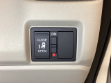 左側電動スライドドアは運転席からでも操作ができるように、ハンドル付近に開閉の操作スイッチが付いています。