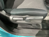 シートハイトアジャスターが付いているので運転姿勢を調整するのに便利ですね。身長に合ったシートポジションは安全運転や疲労軽減にもつながります。