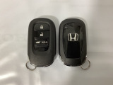 スマートキーを装備しています。鍵を差し込むことなくドアロックの開け閉めと、スタートボタン操作でのエンジンスタートができます。ボタン操作でトランクが開けられる電動テールゲートのボタンもついています。