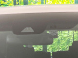 【プリクラッシュセーフティ】前方の車両等を検知し、衝突しそうな時は警報で注意を促し、ブレーキを踏む力をサポート。ブレーキを踏めなかった場合は衝突被害軽減ブレーキが作動、衝突回避をサポートします。