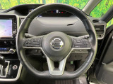 インテリアに合わせたデザインのステアリングは、運転される方のことも考え、運転しやすい形状、大きさです。是非一度、実際に触ってお確かめください。