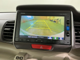 リバースギアに入れるだけで後方の表示へ切り替わります。夜間や雨の日の駐車も楽になりますよ。