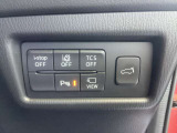 運転席横のスイッチでアイドリングスイッチやパーキングセンサーのON/OFFの切替が可能です。