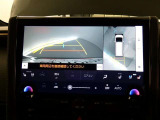 【全周囲モニター】車を上空から見下ろしたような映像をカーナビ画面に映し出し、車庫入れや縦列駐車をサポートしてくれます。