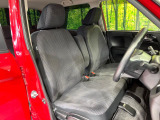 運転席まわりには十分なスペースがあり、大柄な方でもゆったり運転していただける環境です。