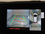 パノラミックビューモニター付きです。車両を上から見たような映像をディスプレイオーディオ画面に表示。運転席からの目視だけでは見にくい、車両周辺の状況をリアルタイムでしっかり確認できます。