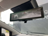 後部座席の人や、荷物に視界を邪魔されずに車両後方のカメラ映像をミラー面に映し出して、いつでもクリアな後方視界を確保する、インテリジェントルームミラーを装備しています。