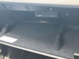 大容量のグローブボックス 車検証や小物を収納可能です