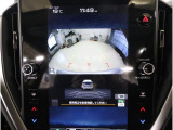 後方映像を11.6インチディスプレイに表示し、ステアリング連動ガイドラインが駐車をサポート。さらに後退時はリヤ4センサーが障害物を検知し、必要に応じてブレーキが作動します。