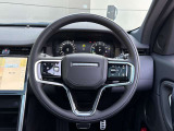 ムダのないインテリアデザインは運転席にお座りいただくと、上質なシートがお客様を包み込みます。ステアリングも握りやすい設計になっておりますのでとっさのハンドル操作も可能です。