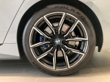 一部モデルを除いたほとんどの車両でランフラットタイヤが標準装備♪たとえタイヤの空気が抜けてしまっても、~80km/hの速度で80km程の距離を走行可能です。