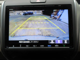 バックカメラの画像です。ガイドラインがスムースな車庫入れをサポートいたします。車庫入れの安心感がアップしますね。