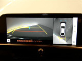 【全周囲モニター】車を上空から見下ろしたような映像をカーナビ画面に映し出し、車庫入れや縦列駐車をサポートしてくれます。