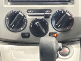 【マニュアルエアコン】ダイヤルをまわして簡単に温度調整が可能!車内も快適♪