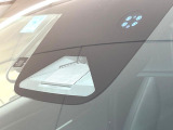 【ホンダセンシング】走行中に前方の車両等を認識し、衝突しそうな時は警報とブレーキで衝突回避と被害軽減をアシスト。より安全にドライブをお楽しみいただけます。