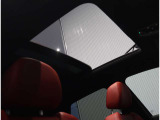 希少なパノラマサンルーフをオプション装備しております。開放感の車内で、快適なカーライフをご満喫頂けます。