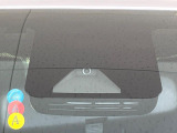 【プリクラッシュセーフティ】前方の車両等を検知し、衝突しそうな時は警報で注意を促し、ブレーキを踏む力をサポート。ブレーキを踏めなかった場合は衝突被害軽減ブレーキが作動、衝突回避をサポートします。